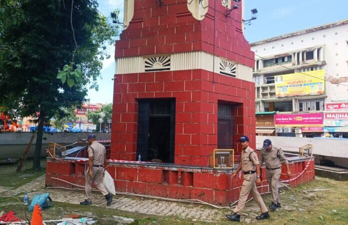 घंटाघर में हुई चोरी के बाद पुलिस ने किया कम्पाउंड सील, जांच शुरू