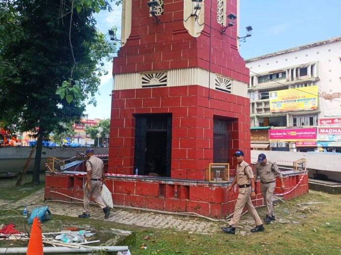 घंटाघर में हुई चोरी के बाद पुलिस ने किया कम्पाउंड सील, जांच शुरू