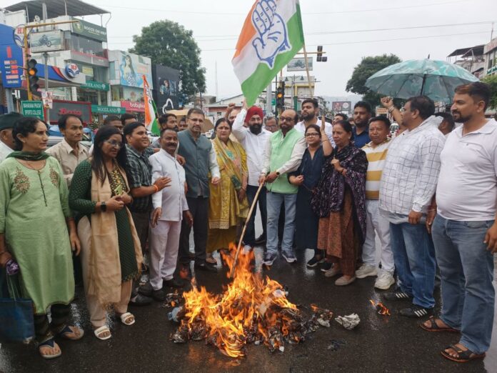 राहुल को मारने की धमकी के खिलाफ कांग्रेसियों ने किया प्रदर्शन