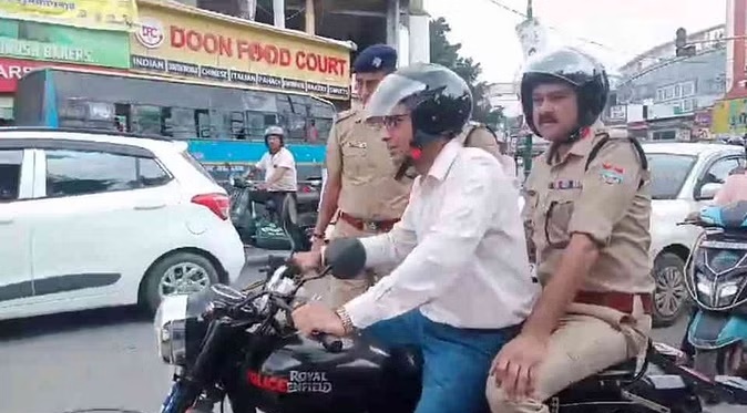 डीएम और पुलिस कप्तान ने बाइक पर सवार होकर लिया ट्रैफिक व्यवस्था का जायजा