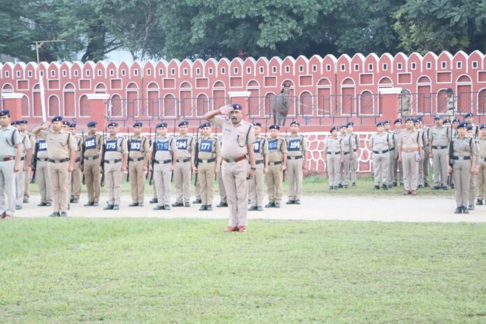 एसएसपी ने किया पुलिस लाइन में आयोजित परेड का निरीक्षण