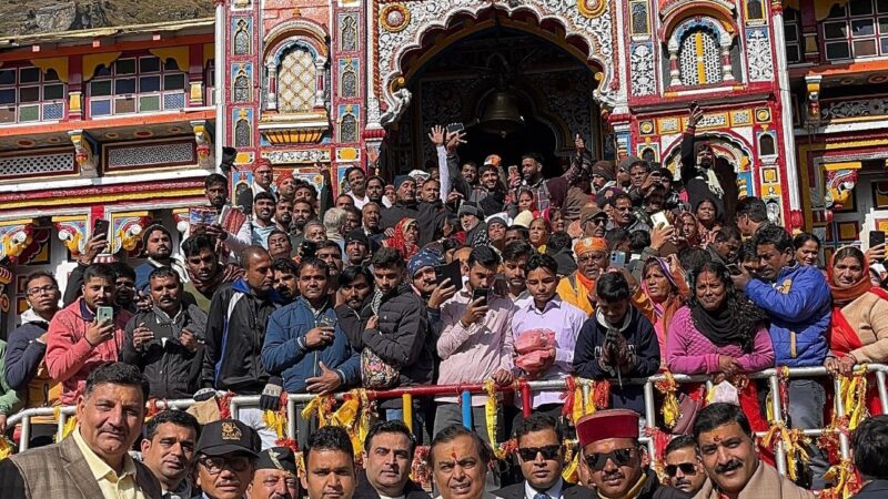 पूजा अर्चना के लिए पहुंचे उद्योगपति अंबानी ने बदरी केदार मंदिर समिति को दान में दिए पांच करोड़