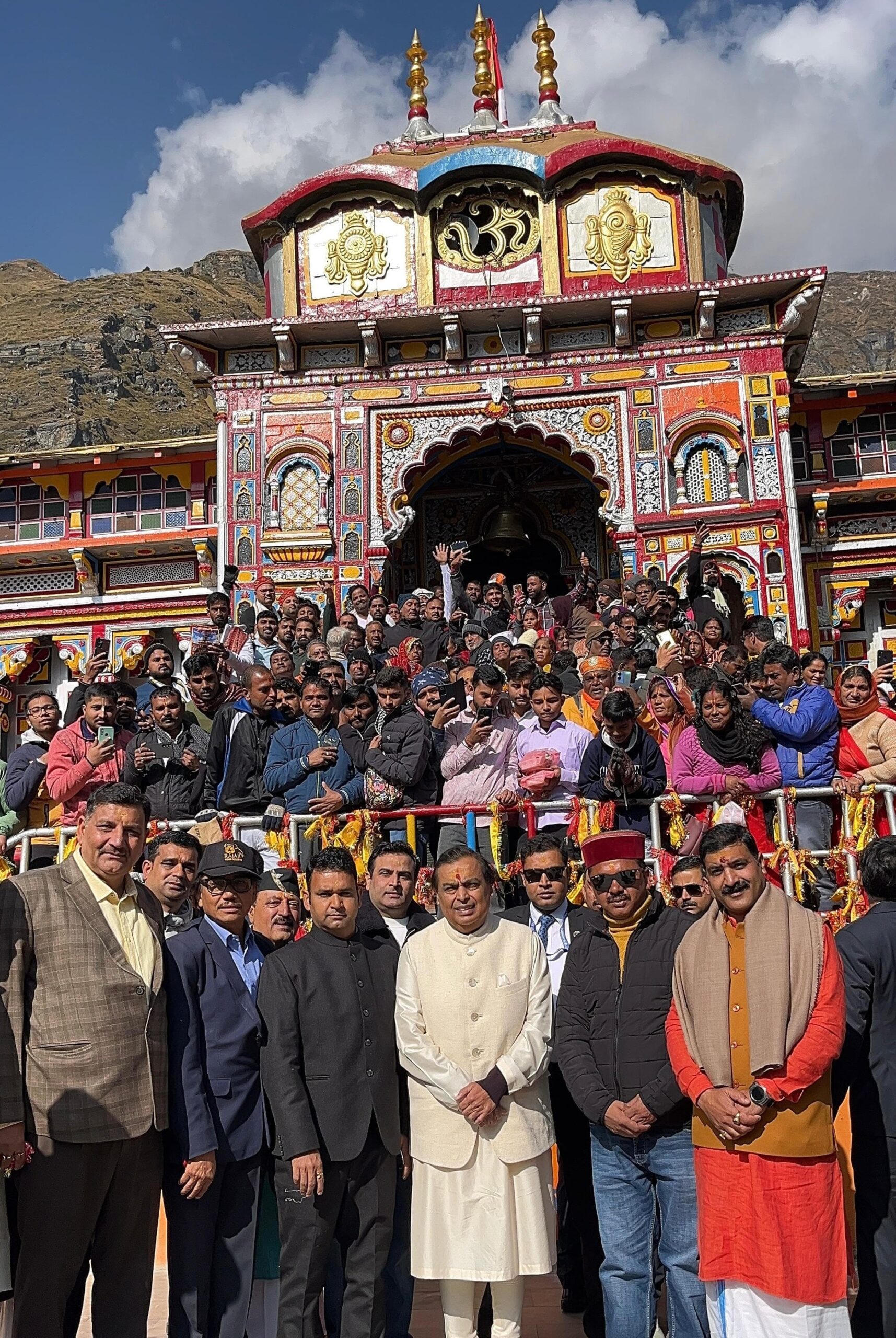 पूजा अर्चना के लिए पहुंचे उद्योगपति अंबानी ने बदरी केदार मंदिर समिति को दान में दिए पांच करोड़