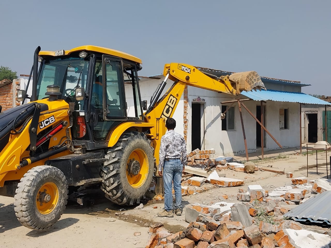 गरजी जेसीबी, 3 राजस्व ग्रामों की भूमि से हटाए अवैध कब्जे