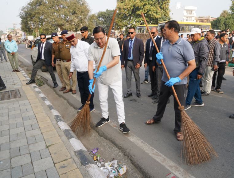 राज्य स्थापना दिवस के पहले दिन सीएम धामी ने लगाया झाड़ू