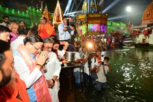 हर दीप अंधकार को दूर कर तरक़्क़ी का उजाला फैलाए: मुख्यमंत्री