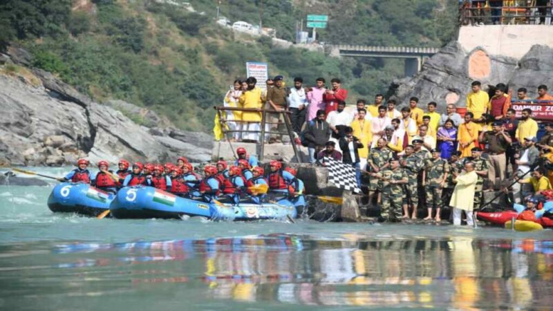 देश के पहले महिला सैन्य नौकायन अभियान की संगम से शुरुआत, बीएसएफ आईजी ने हरी झंडी दिखा किया रवाना