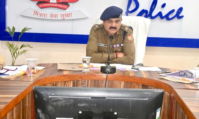 वरिष्ठ पुलिस अधीक्षक देहरादून द्वारा अधीनस्थों के साथ की मासिक अपराध गोष्ठी में थाना ऋषिकेश, रायवाला, पटेलनगर तथा नेहरू कालोनी का बेहतर प्रदर्शन