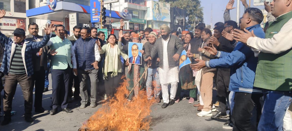 बाबा साहब अम्बेडकर पर की गई टिप्पणी पर कांग्रेस कार्यकर्ताओं ने अमित शाह का पुतला दहन किया