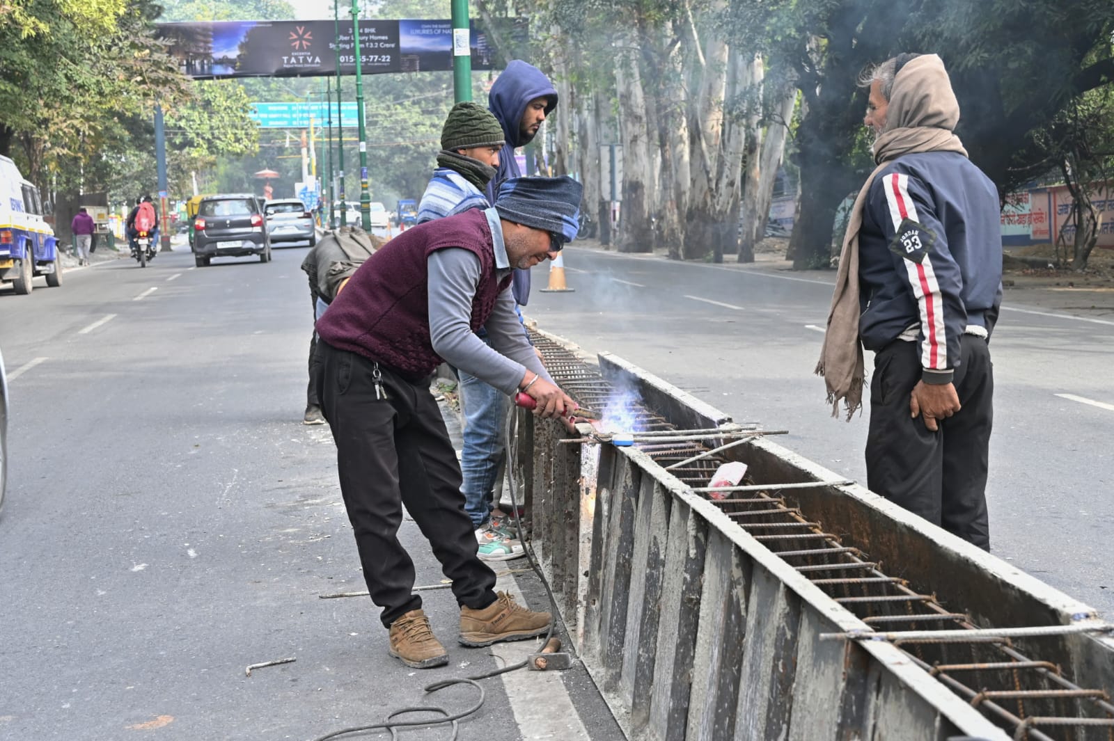 जिलाधिकारी ने सड़क सुधारीकरण कार्य को तेजी से संपादित करने के दिए कड़े निर्देश