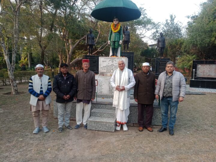 सुभाष चन्द्र बोस कि जयंती पर नगर के गणमान्य लोगों ने दी उन्हें श्रधांजलि