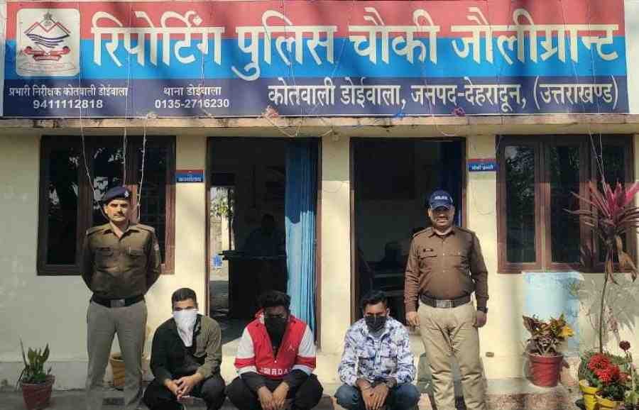 सार्वजनिक स्थान पर दबंगई दिखाने वालों को पुलिस ने लिया हिरासत में 