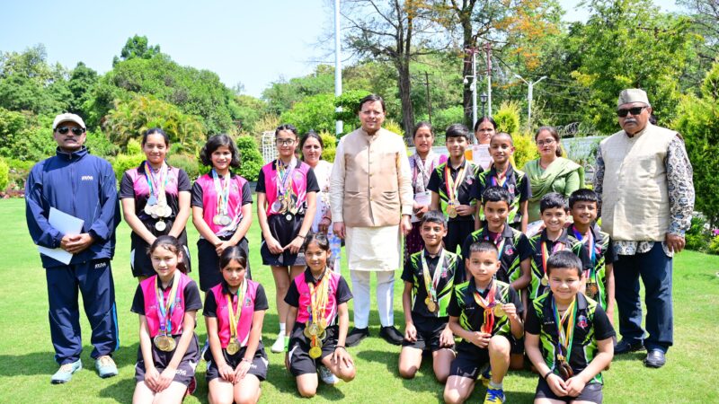 सीएम धामी से गोल्ड मेडल जीतने वाले छात्रों-छात्राओं ने की भेंट