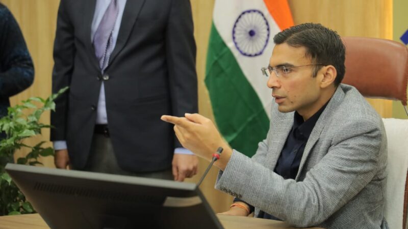 निजी स्कूलों की मनमानी पर डीएम सख्त, किताब माफियों समेत स्कूल भी बैकफुट पर, अभिभावकों को राहत