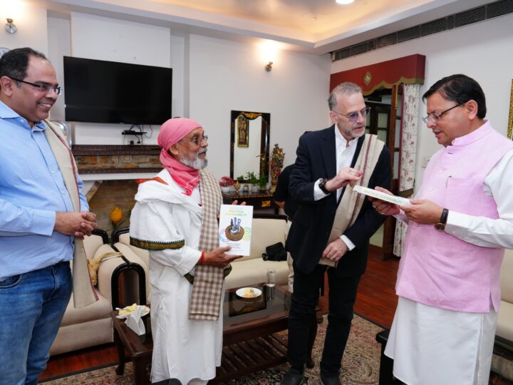सीएम धामी से पर्यावरणविद व कॉरपोरेट जगत के सदस्यों ने की भेंट
