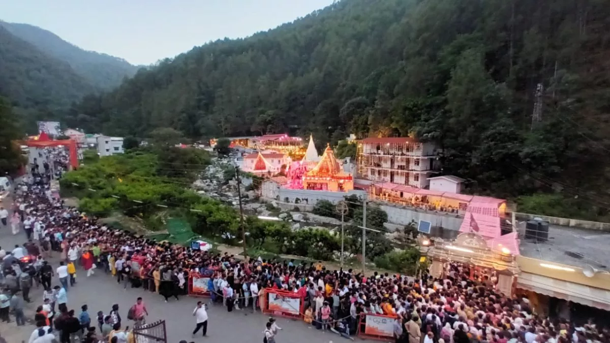 कैंचीधाम में यातायात व्यवस्था को लेकर मुख्य सचिव अधिकारियों संग की बैठक