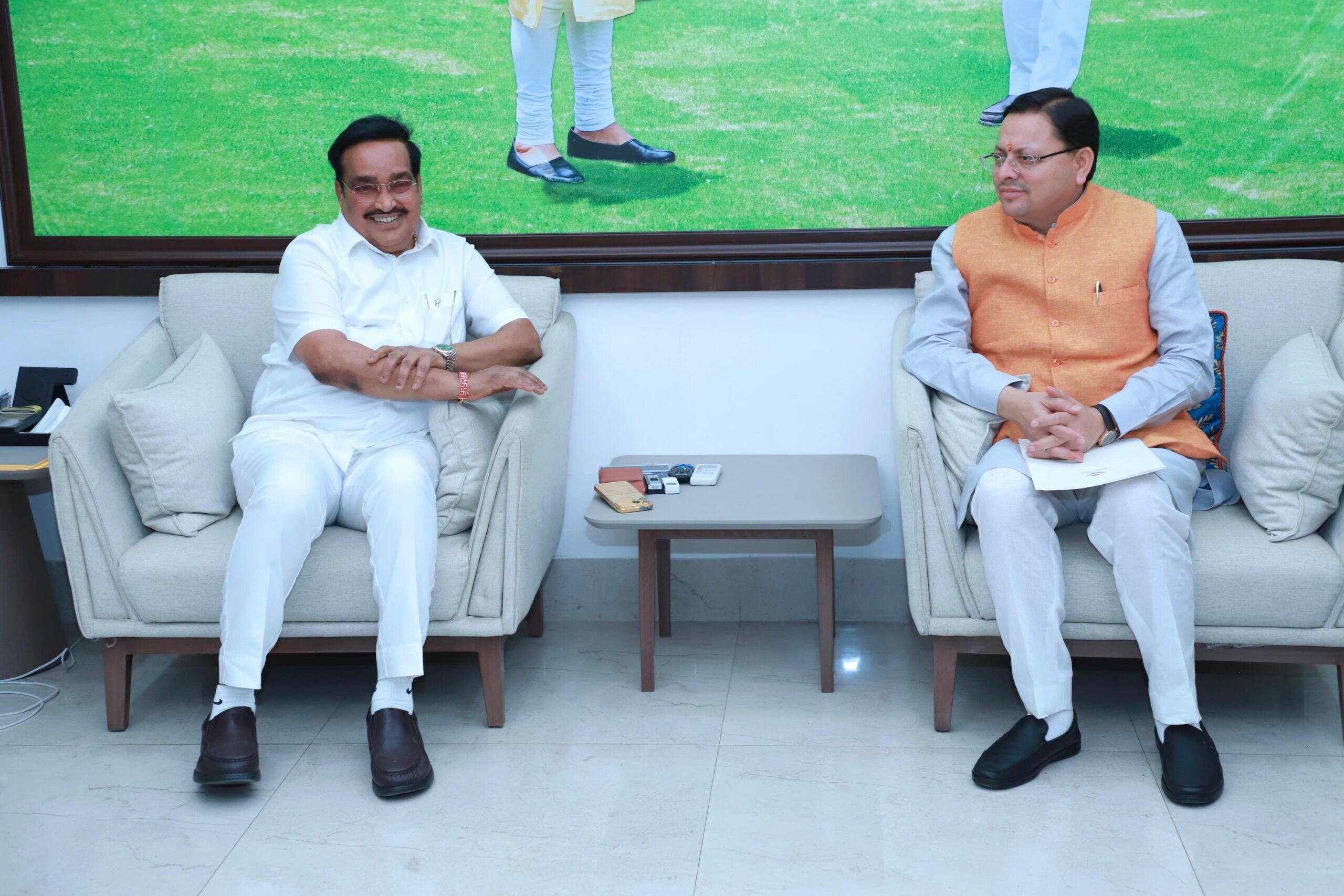 मुख्यमंत्री ने की जलशक्ति मंत्री से मुलाक़ात, जलविद्युत परियोजनाओं के विकास को लेकर किया अनुरोध