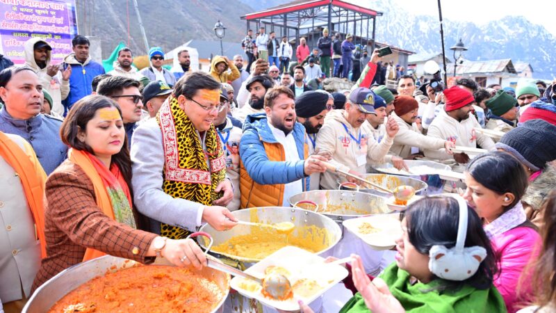 मुख्यमंत्री ने केदारनाथ धाम में किया श्रद्धालुओं को प्रसाद वितरित