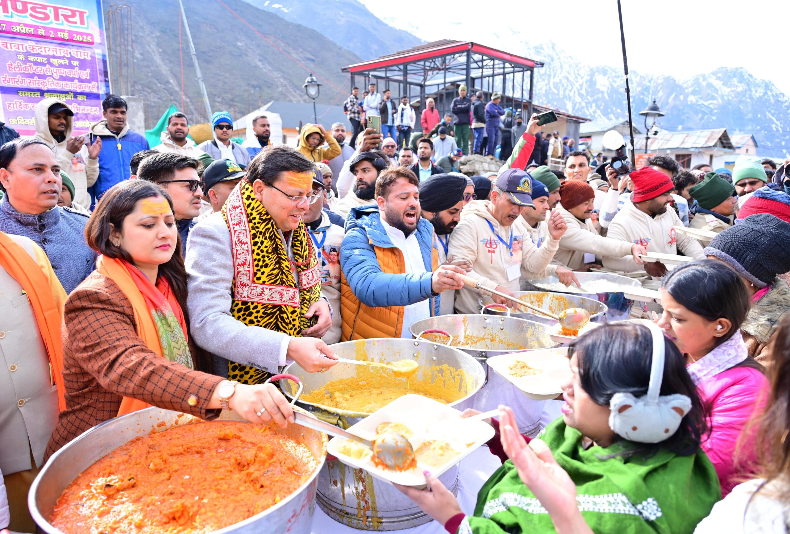 मुख्यमंत्री ने केदारनाथ धाम में किया श्रद्धालुओं को प्रसाद वितरित