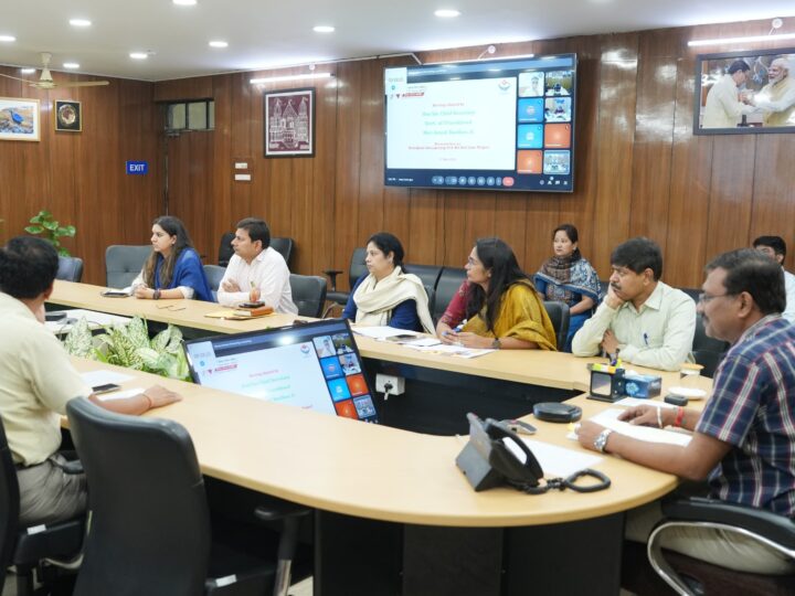 मुख्य सचिव ने की मंडल रेल प्रबंधक मुरादाबाद एवं इज्जतनगर के साथ बैठक