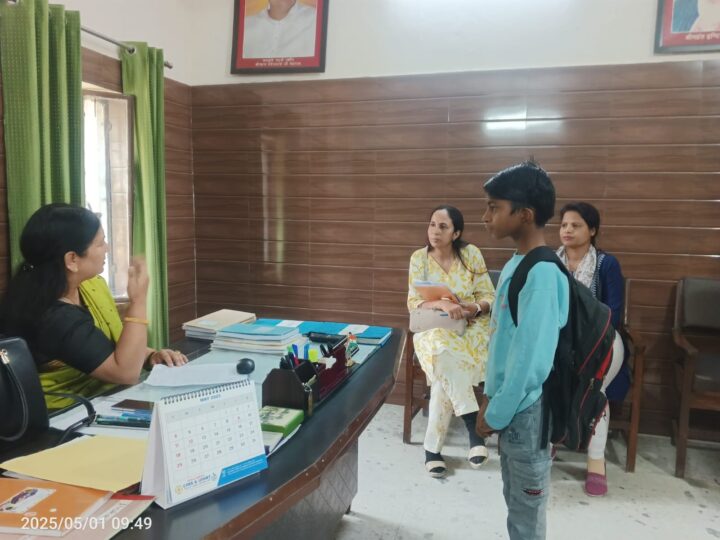 डीएम सविन बंसल की दरिया दिली के बाद विधवा मां के बेटे को मिला स्कूल में दाखिला