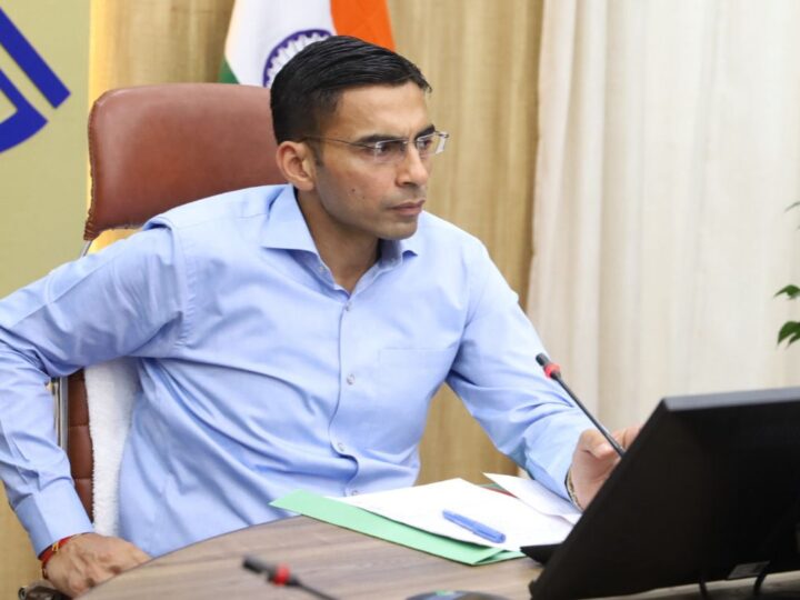 देहरादून में जनमन को जल्द मिलेगी ऑटोमेटेड पार्किंग की सुविधा: डीएम बंसल