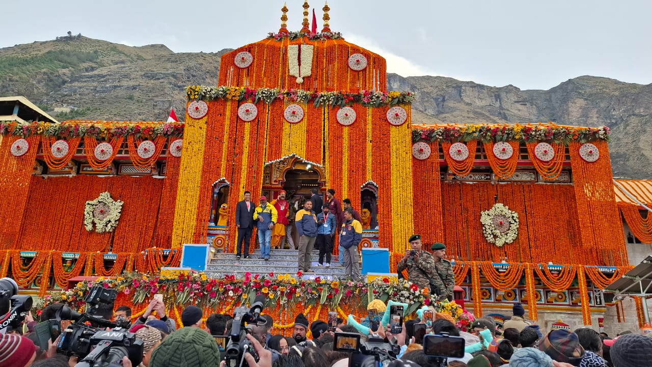 जयकारों और वैदिक मंत्रोच्चार के बीच खुले श्री बद्रीनाथ धाम के कपाट