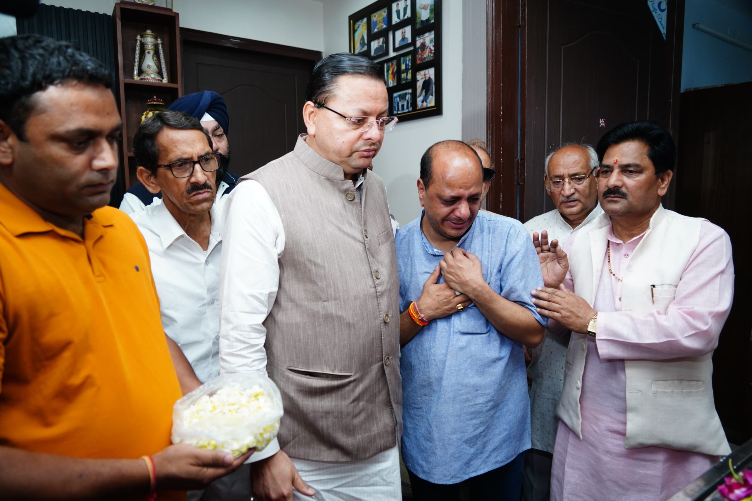 सीएम धामी ने प्रदेश मीडिया प्रभारी मनवीर चौहान की पत्नी के निधन पर जताया शोक