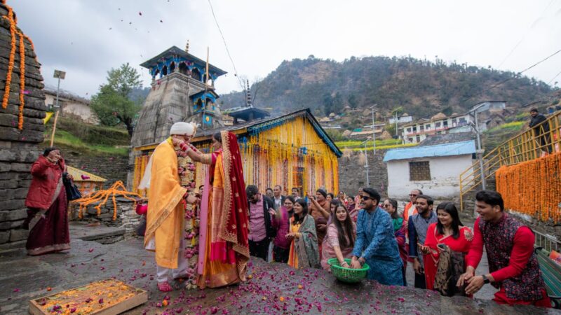 त्रिजुगीनारायण में शादी के लिए दुनिया भर से आ रहे जोड़े, इस वर्ष 500 से अधिक बंधे विवाह के बंधन में