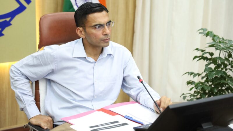 डीएम ने चिकित्सालयों की जांची आपरेशन-सर्जरी व प्रदर्शन रिपोर्ट