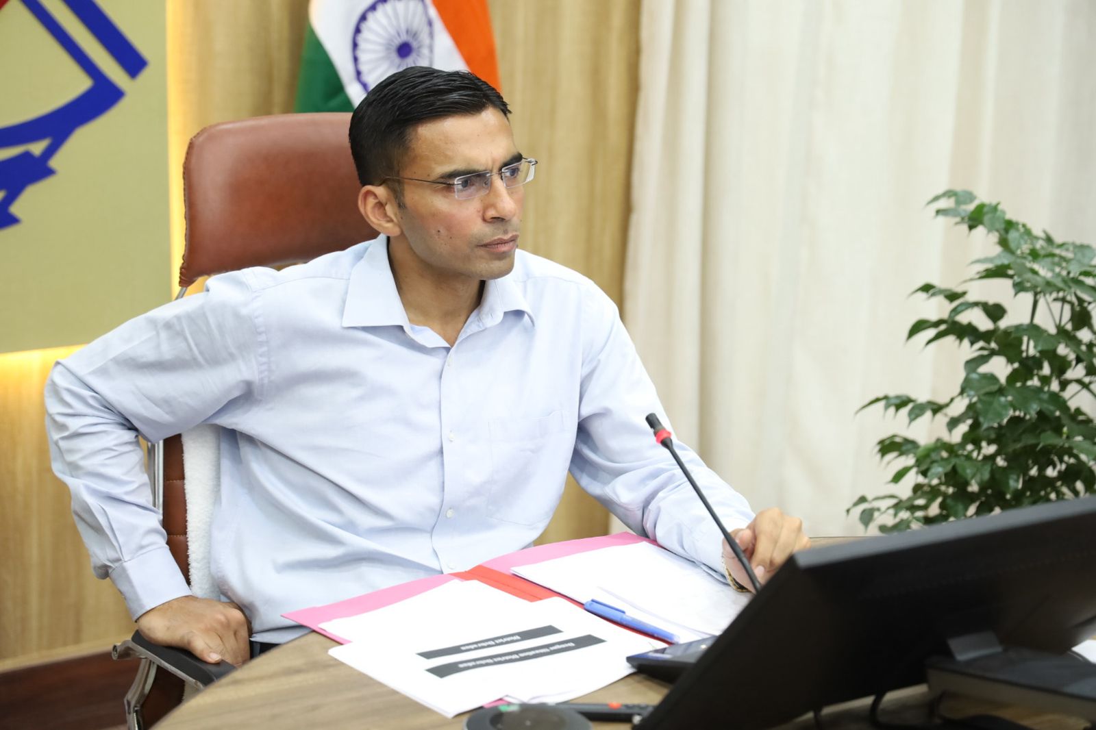 डीएम ने चिकित्सालयों की जांची आपरेशन-सर्जरी व प्रदर्शन रिपोर्ट