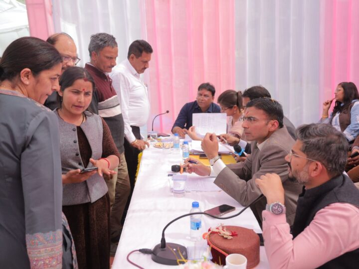 प्रशासन जनता के द्वार; मौके पर जनमानस की समस्या का समाधान