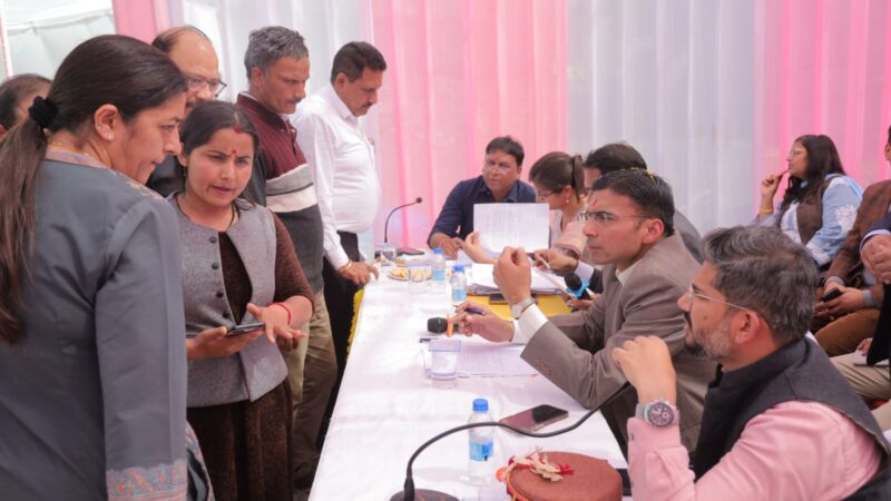 प्रशासन जनता के द्वार; मौके पर जनमानस की समस्या का समाधान