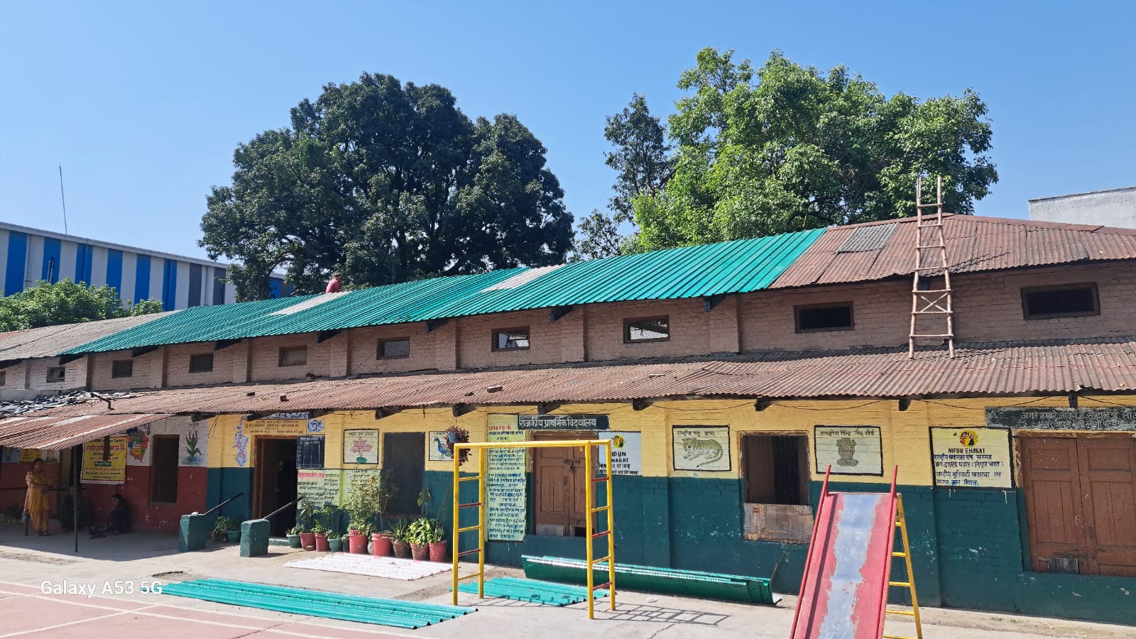 डीएम की पड़ी नजर तो संवरने लगे शिक्षा के मंदिर,परेड ग्राउण्ड सरकारी स्कूल भवन पर मरम्मत कार्य शुरू