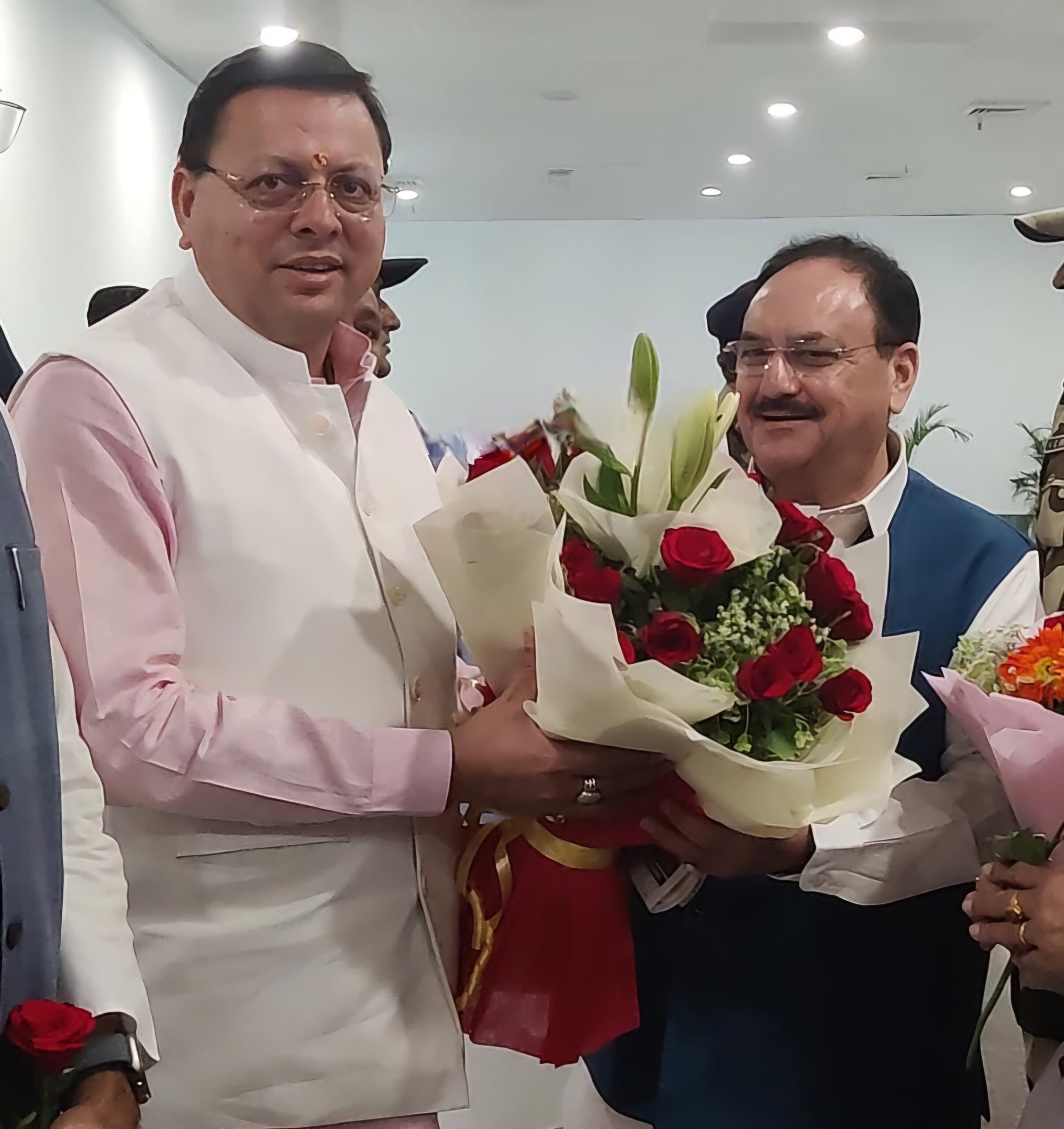सीएम धामी ने जौलीग्रांट एयरपोर्ट पर किया जे. पी नड्डा का स्वागत
