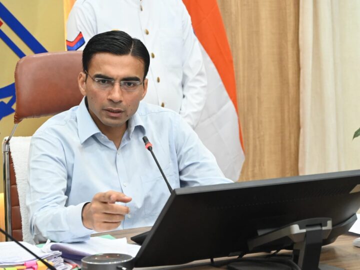 डीएम की दो टूकः युद्धस्तर पर करना होगा पेयजल समस्या का निस्तारण