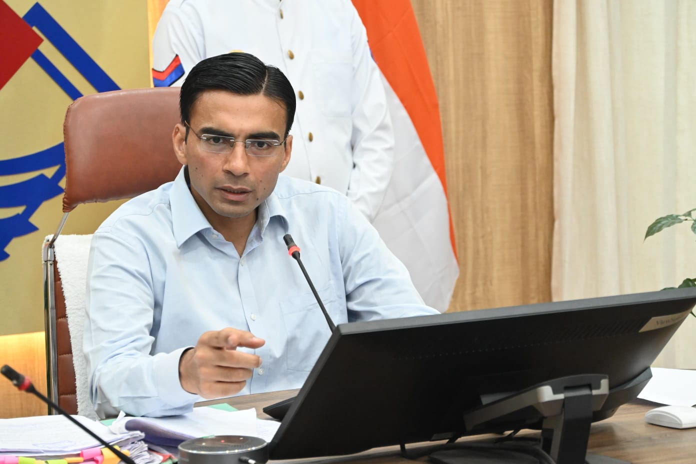 डीएम की दो टूकः युद्धस्तर पर करना होगा पेयजल समस्या का निस्तारण