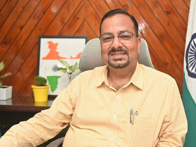 भूमि घोटाले में हरिद्वार के डीएम निलंबित