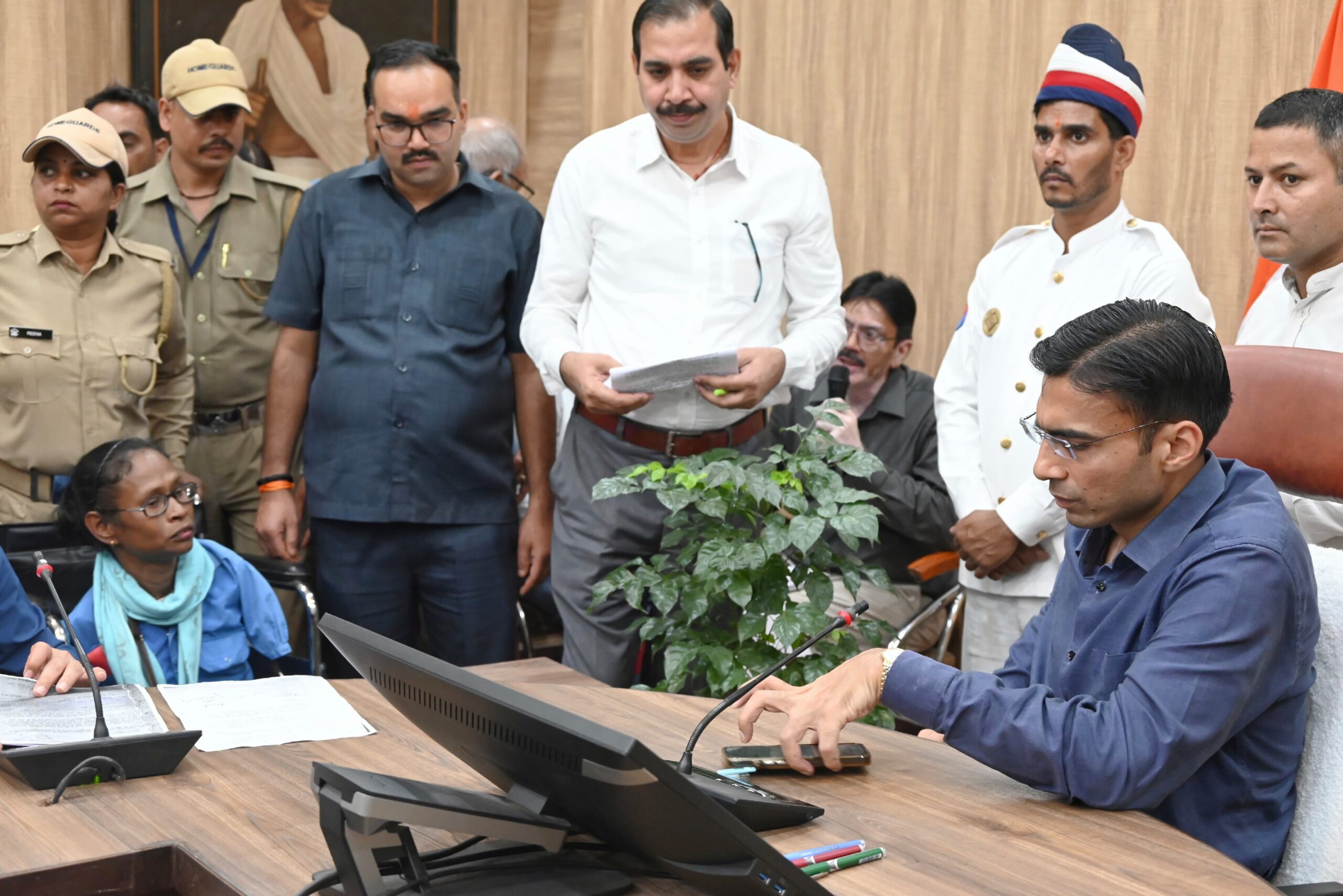 रोडवेज बस पास बावजूद दिव्यांग से किराया वसूले जाने पर प्रशासन सख्त, डीएम मांगी जांच रिपोर्ट
