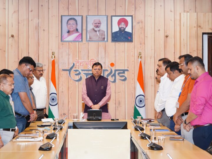 विमान हादसे में जान गंवाने वालों को सीएम धामी ने  श्रद्धांजलि दी