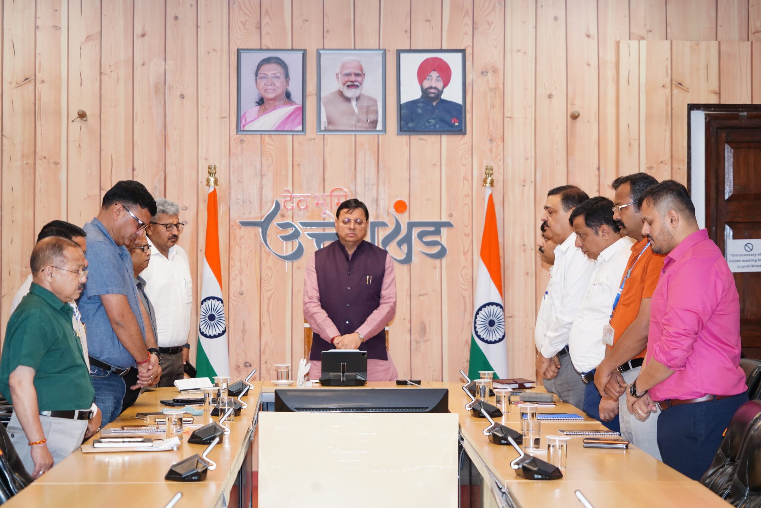 विमान हादसे में जान गंवाने वालों को सीएम धामी ने श्रद्धांजलि दी