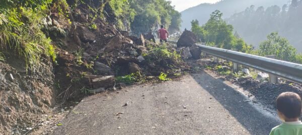 डीएम बागेश्वर की सख्त कार्रवाई, लापरवाही बरतने वाले पीएमजीएसवाई जेई सस्पेंड
