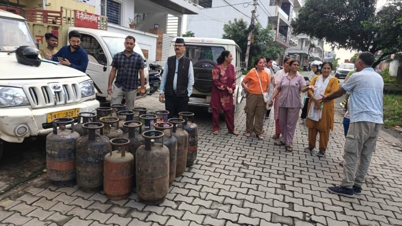 अवैध गैस रिफिलिंग पर जिला प्रशासन सख्त, 34 सिलेंडर जब्त