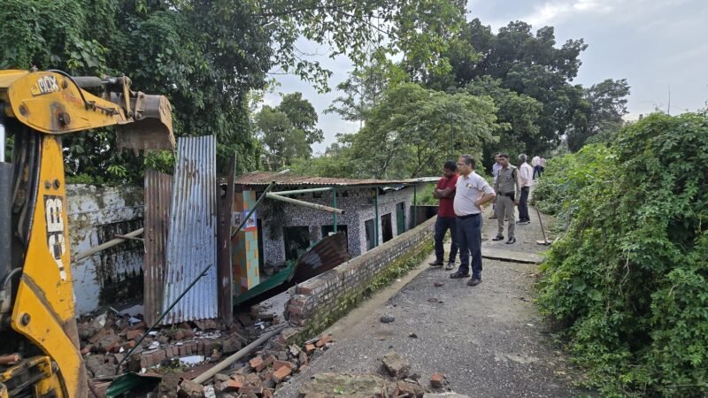 अवैध अतिक्रमण पर थम नहीं रहा जिला प्रशासन का प्रहार, दो स्थानों पर अतिक्रमण ध्वस्त