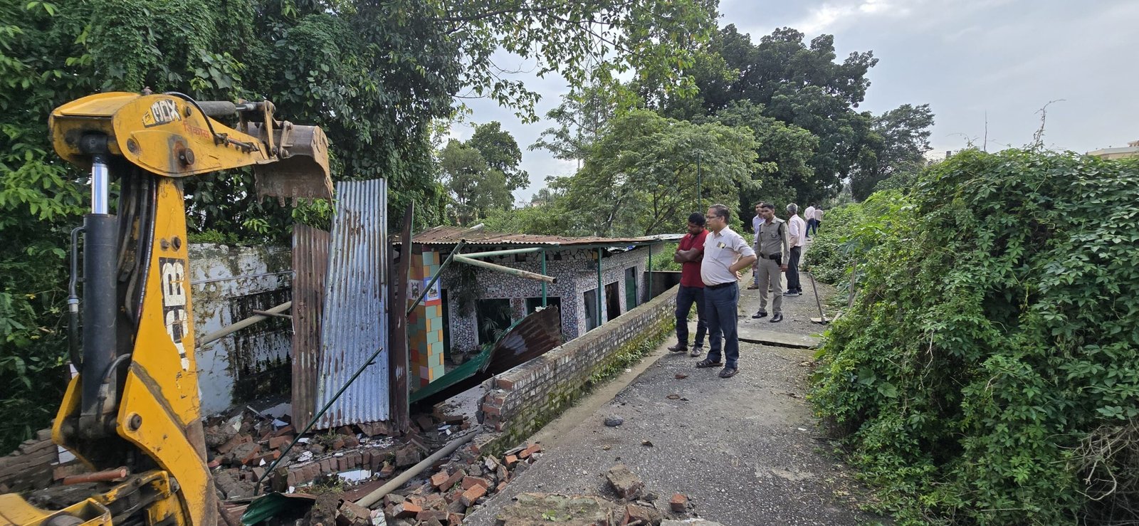 अवैध अतिक्रमण पर थम नहीं रहा जिला प्रशासन का प्रहार, दो स्थानों पर अतिक्रमण ध्वस्त