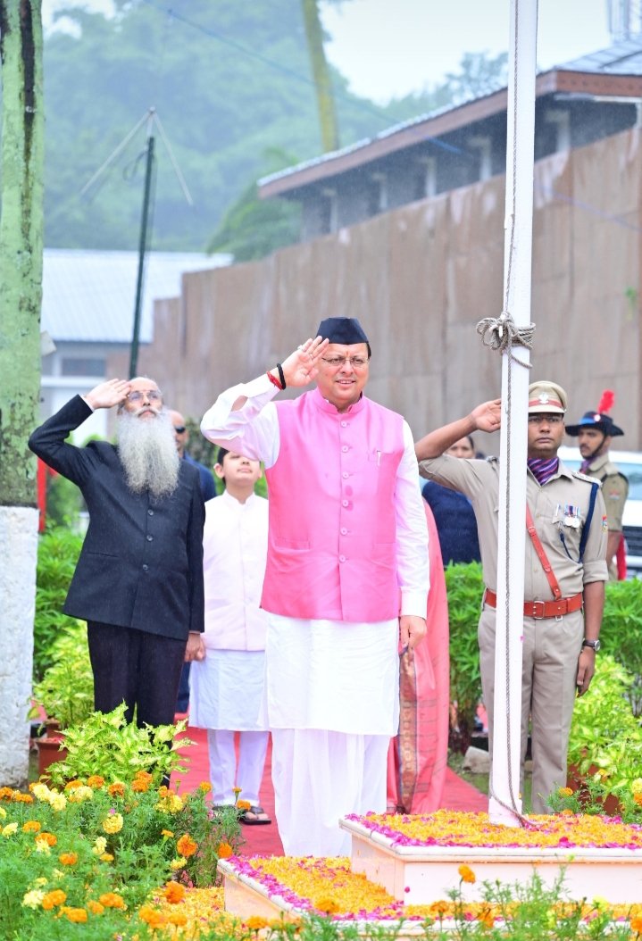 सीएम धामी ने 79वें स्वतंत्रता दिवस के अवसर पर मुख्यमंत्री आवास में किया ध्वजारोहण