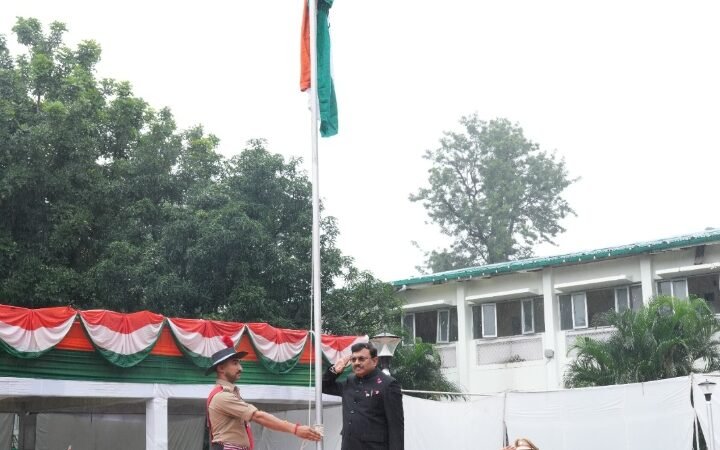 स्वतंत्रता दिवस के शुभ अवसर पर मुख्य सचिव नेसचिवालय में किया ध्वजारोहण