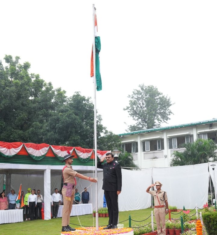 स्वतंत्रता दिवस के शुभ अवसर पर मुख्य सचिव नेसचिवालय में किया ध्वजारोहण