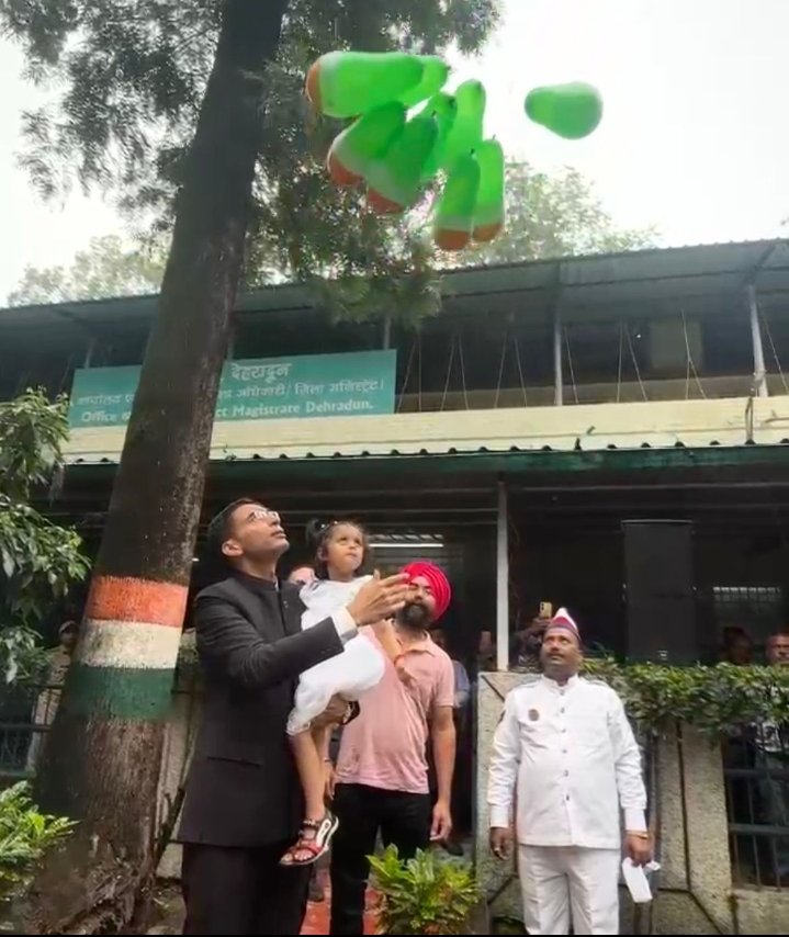 स्वतंत्रता दिवस पर दून क्लेक्ट्रेट परिसर में छाया देश भक्ति का रंग