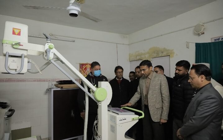 सुविधाओं में निजी चिकित्सालयों से कम न रहें सरकारी अस्पतालः डीएम